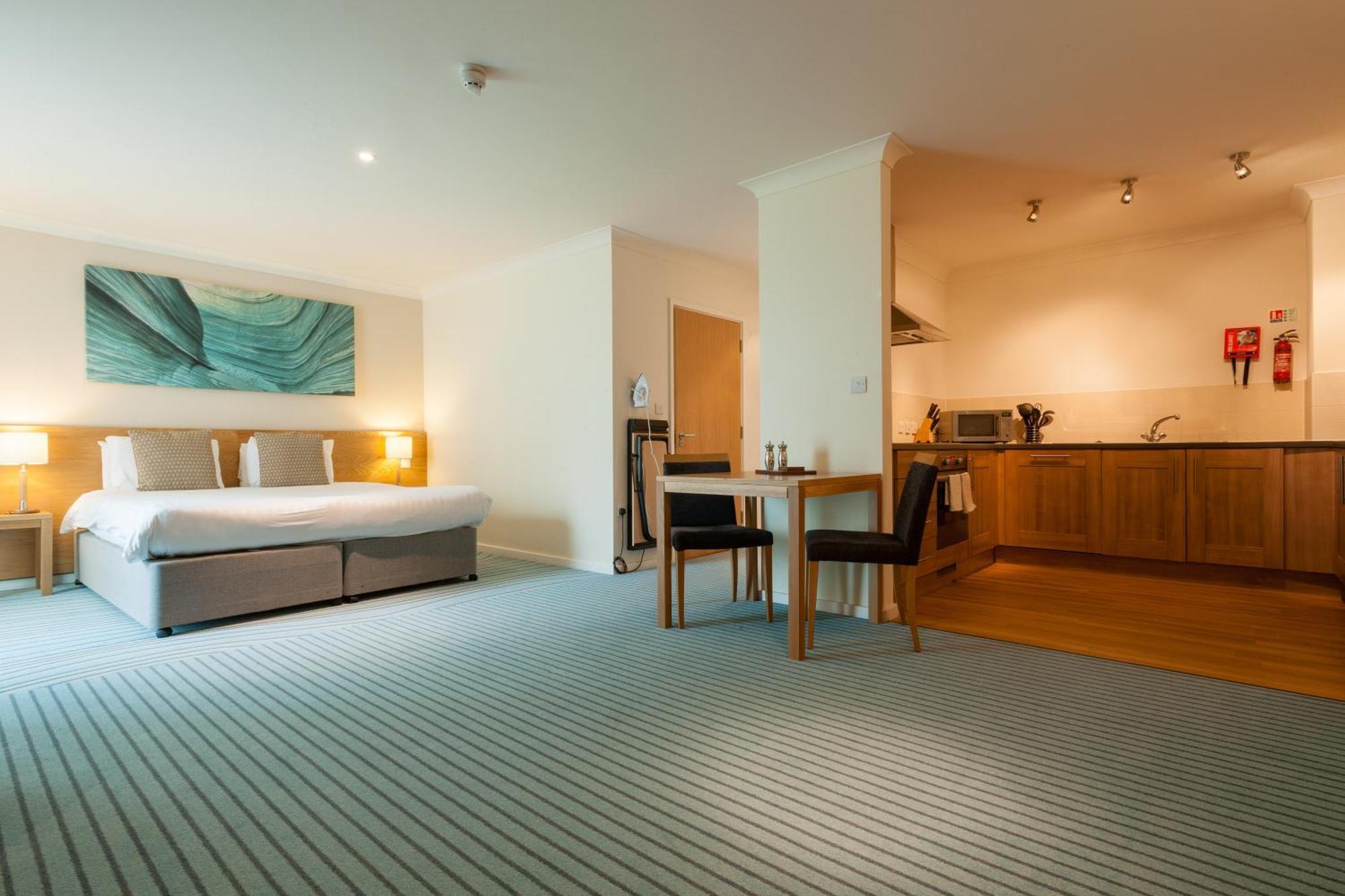 De Vere Cotswold Water Park Apartments Сайърънсестър Екстериор снимка