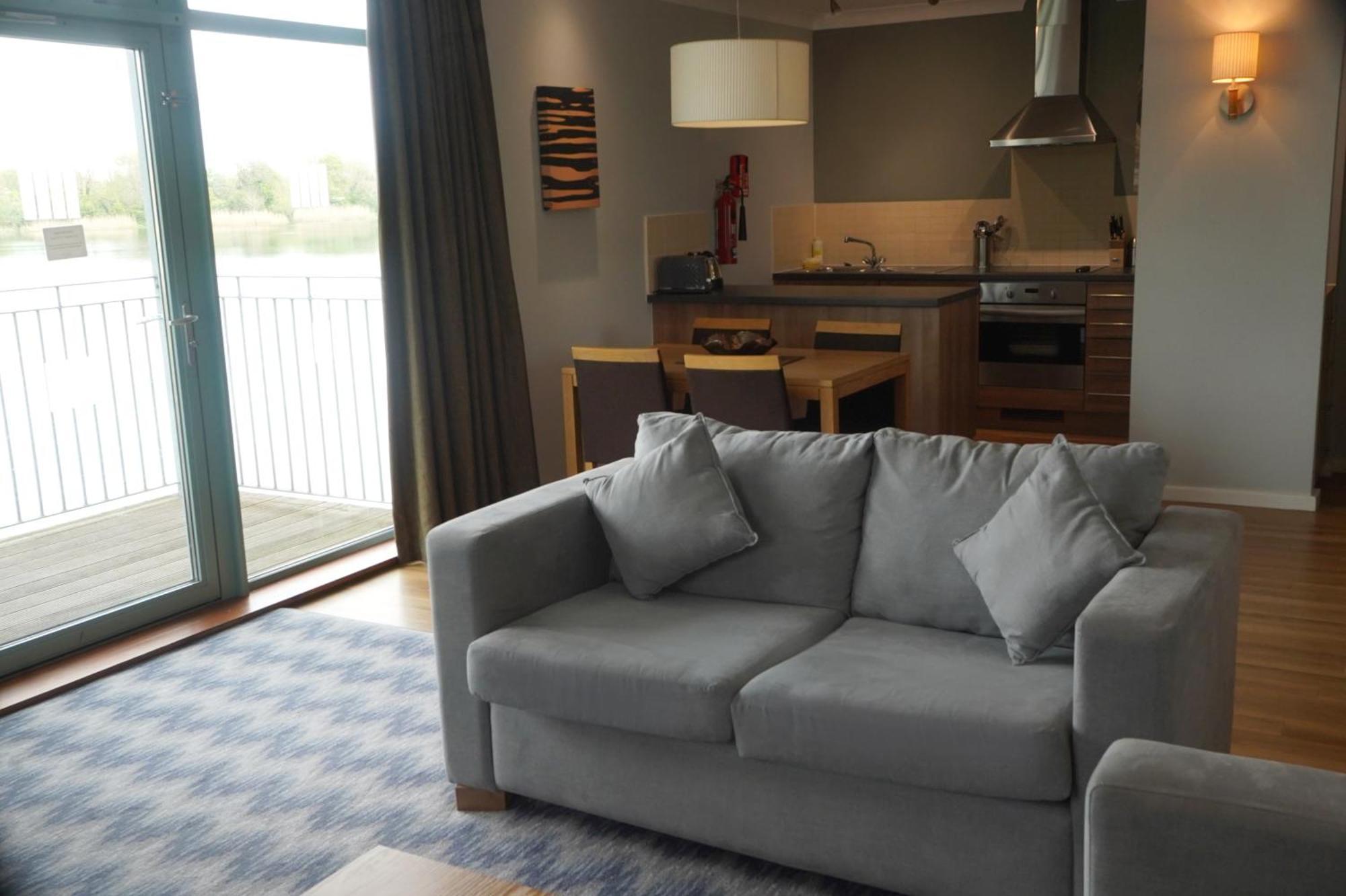 De Vere Cotswold Water Park Apartments Сайърънсестър Екстериор снимка