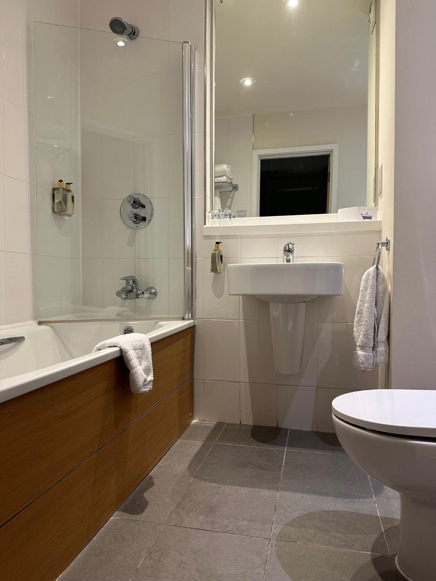 De Vere Cotswold Water Park Apartments Сайърънсестър Екстериор снимка